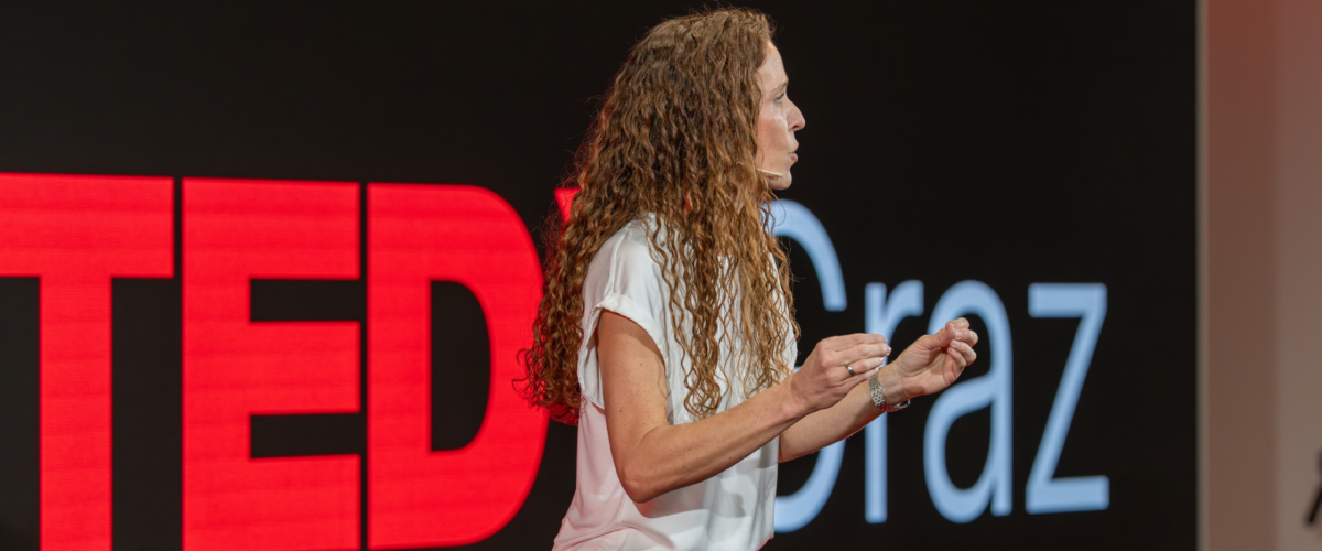 Teresa Adler bei ihrem TEDx Talk im Graz zum Thema: "Raffinierte Fehler"