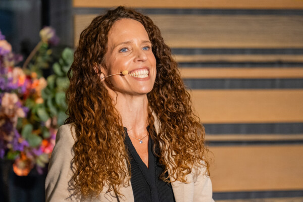 Teresa Adler als Moderatorin in Graz